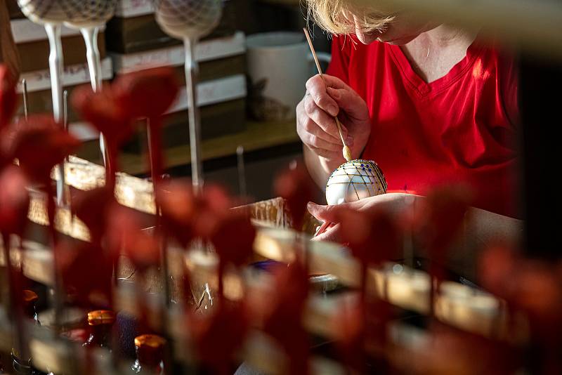 Výroba vánočních ozdob ve Dvoře Králové nad Labem ve firmě Ozdoba CZ. Letos tam vyrábějí zlaté prasátko s rouškou.