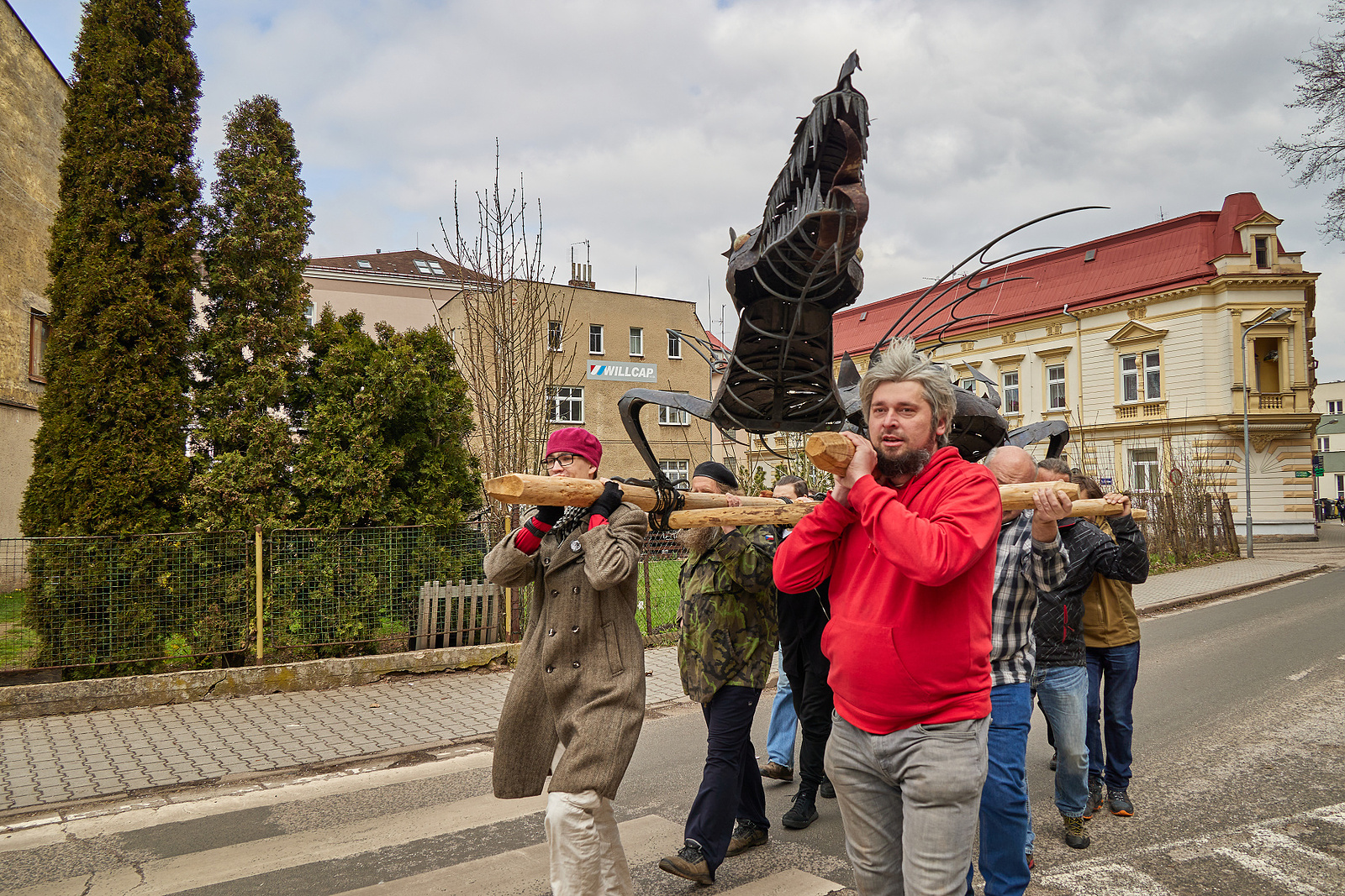 FOTO: Drak už opět visí na věži trutnovské Staré radnice - Krkonošský deník