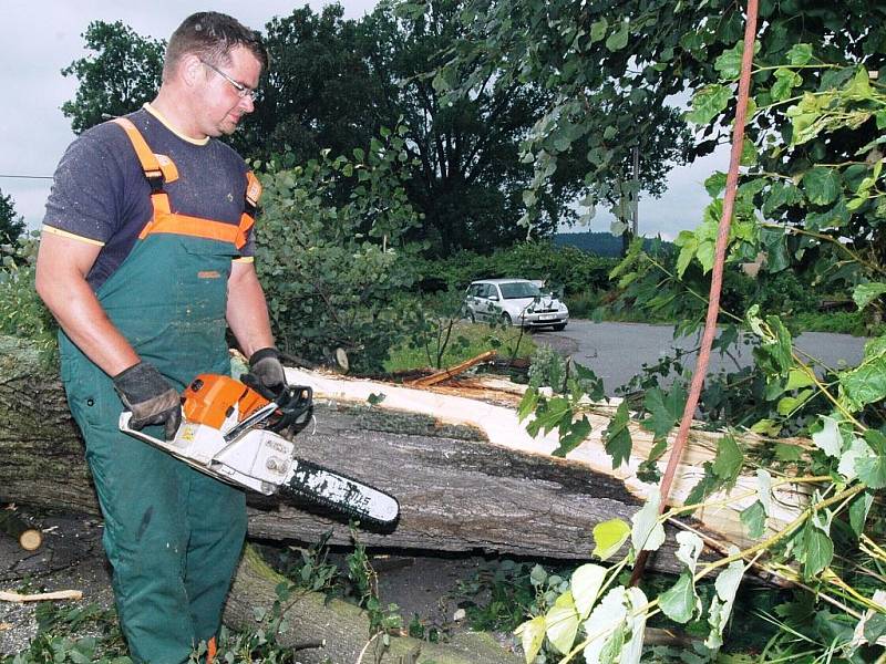 Odstraňování škod po větrné bouři na Trutnovsku