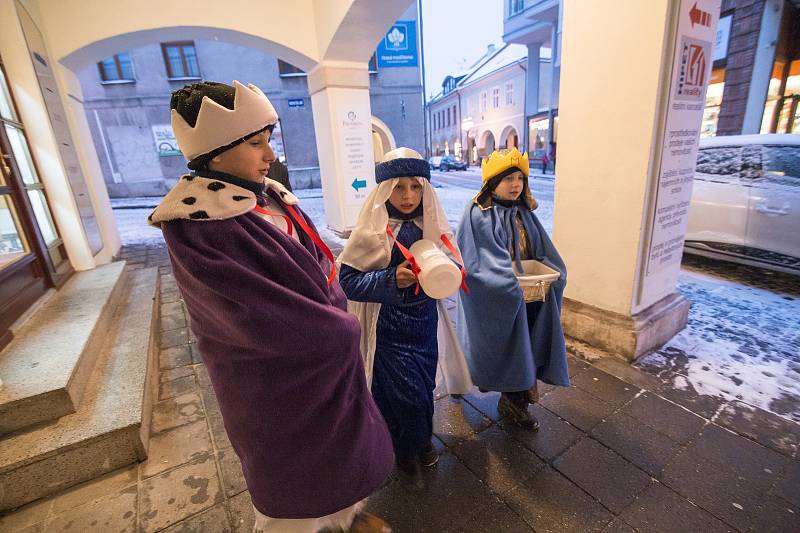 Z trutnovského kostela se vydali na sbírku tříkráloví koledníci.