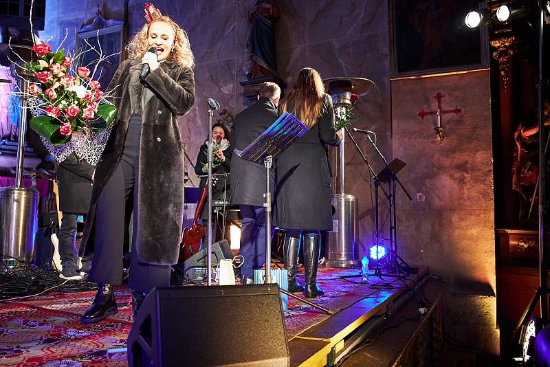 Tříkrálový koncert zpěvačky Moniky Absolonové a Boom!Bandu Jiřího Dvořáka naplnil kostel sv. Mikuláše v Horní Brusnici.