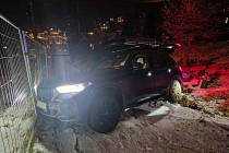 Špindlerovští hasiči vyprošťovali v úterý večer auto, které spadlo na stezku pro pěší v centru horského střediska.