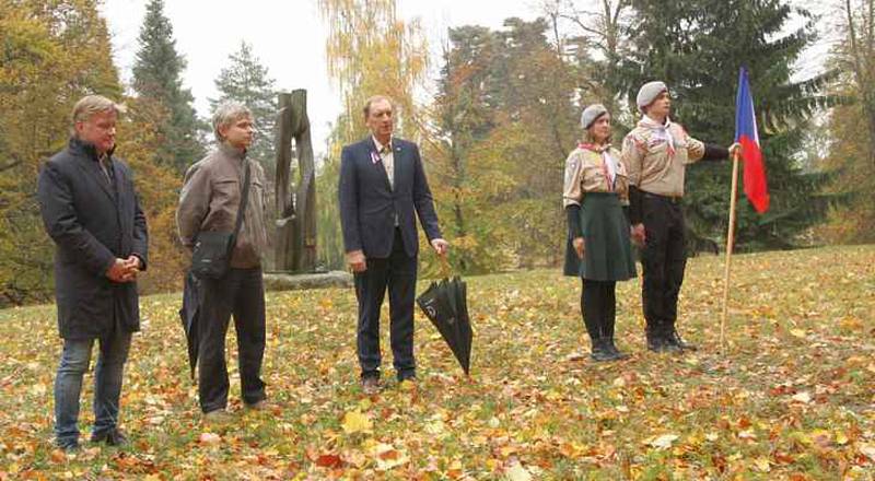 Lípu srdčitou ke 100. výročí naší republiky zasadili dnes ve vrchlabském zámeckém parku.