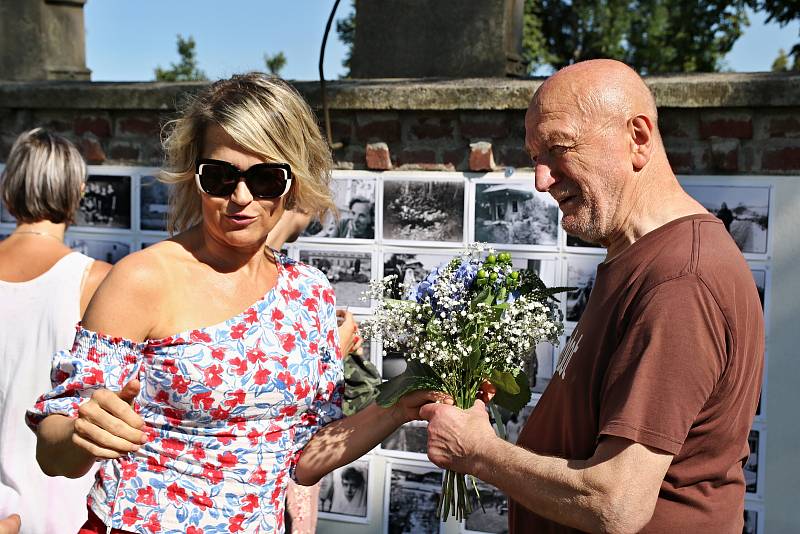 Uznávaný fotograf Bohdan Holomíček vystavil v sobotu fotky na hřbitovní zdi v Mladých Bukách.