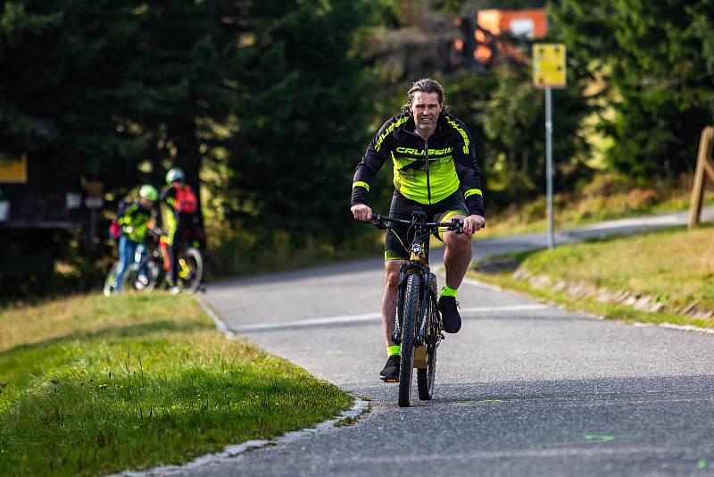 Jaromír Jágr se proháněl na elektrokole po hřebenech Krkonoš. Fotil reklamní fotografie pro firmu, která je vyrábí.