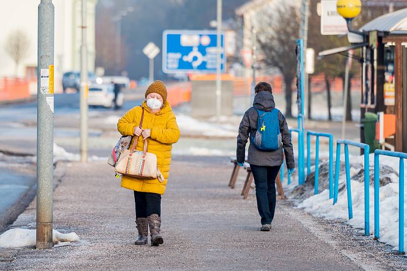 Trutnov ve čtvrtek 25. února. Lidé mají povinnost nosit na frekventovaných místech respirátory nebo dvě chirurgické roušky.