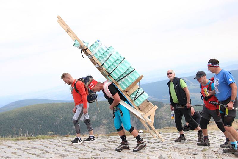 Slovenský horský nosič Vladimír Hižnay donesl na nejvyšší tuzemskou horu rekordních 165,5 kilogramu. Extrémní vynáška nákladu, kterou překonal dosavadní historické maximum, mu přitom trvala pouhé 2 hodiny a 29 minut.