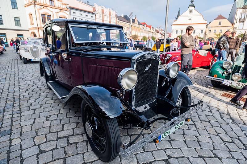 Veteran Car Club Dvůr Králové nad Labem pořádal přehlídku a jízdu historických vozidel Než vypustíme vodu z chladiče.