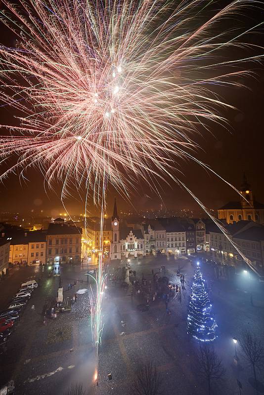 Lidé oslavili vstup do nového roku 2022 na Krakonošově náměstí v Trutnově.