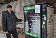 Jan Basař z rodinné farmy Basařovi. Na jejich farmě v Prosečném si můžete koupit maso z automatu.