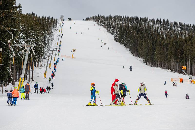 Skiareál Malá Úpa zahájil v sobotu lyžařskou sezonu na sjezdovce Pomezky.