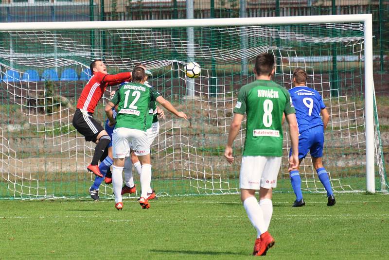 Fotbalisté Dvora Králové prohráli divizní duel na hřišti Velkých Hamrů 2:4.