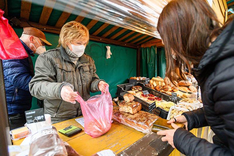 Lidé mohli v sobotu konečně vyrazit na farmářské trhy v Poříčí.