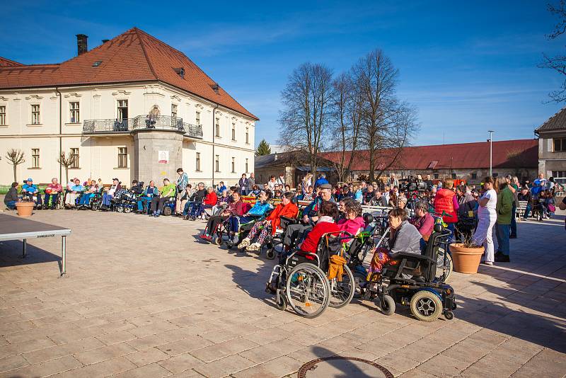 Nikola Zdráhalová a Martina Sáblíková přivezly do Žirče nové okno pro Domov svatého Josefa.