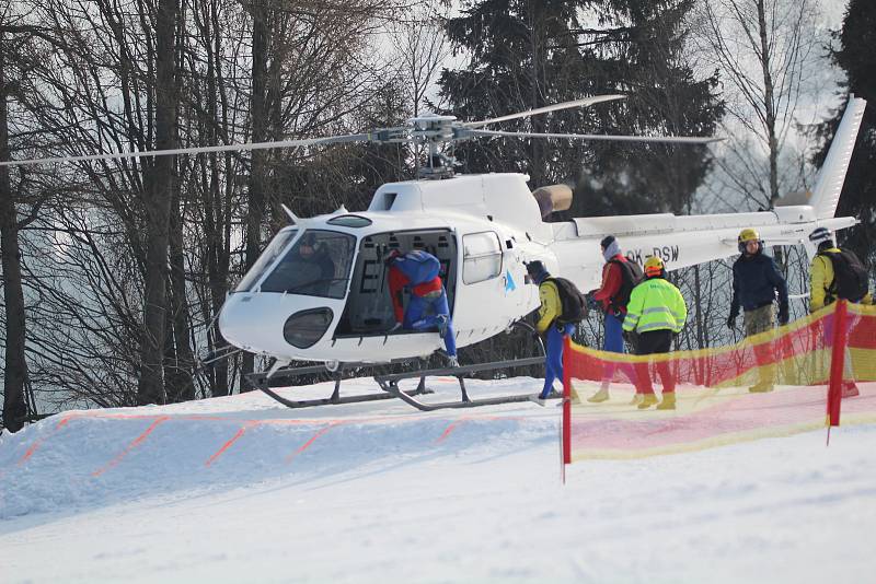 V herlíkovickém skiareálu Bubákov začalo v pátek mistrovství České republiky v paraski.