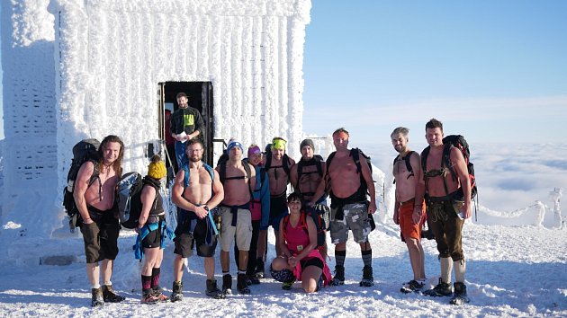 Potkat uprostřed zimy na vrcholu Sněžky skupinu “naháčů” je pro většinu lidí nevšední, téměř až bizarní zážitek.