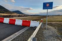 Takhle to vypadá na česko-polské hranici Královec/Lubawka v únoru 2024. Kdy se začne stavět dálniční propojení české D11 na polskou S3, stále není jasné.