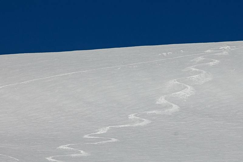 Slunečný víkend přilákal na hřebeny Krkonoš tisíce turistů, do terénu vyrazila řada skialpinistů.