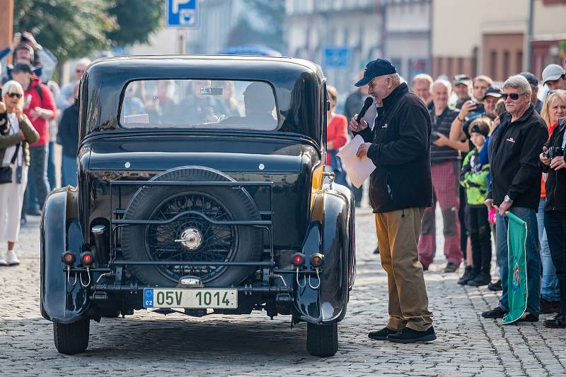 Veteran Car Club Dvůr Králové nad Labem pořádal přehlídku a jízdu historických vozidel Než vypustíme vodu z chladiče.