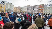 Demonstrace odpůrců protipandemických opatření v Trutnově na Krakonošově náměstí v neděli 23. ledna.