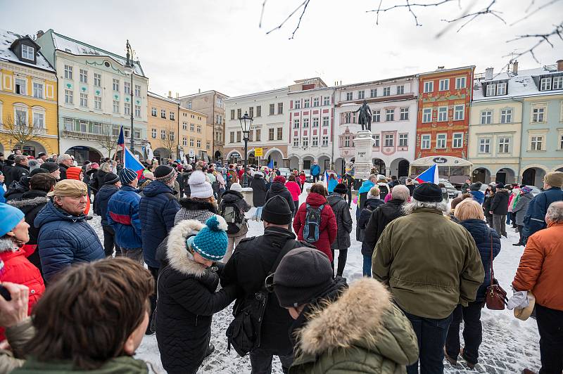 Demonstrace odpůrců protipandemických opatření v Trutnově na Krakonošově náměstí v neděli 23. ledna.