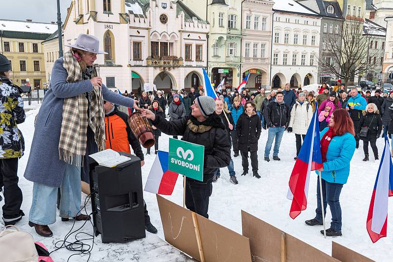 Demonstrace odpůrců protipandemických opatření v Trutnově na Krakonošově náměstí v neděli 23. ledna.