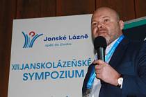 Světově uznávaný fyzioterapeut Pavel Kolář přednášel na Janskolázeňském sympoziu. Je dlouholetým předsedou jeho Vědecké rady.