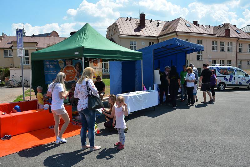 Slavnostní otevření autobusového nádraží v Hostinném.