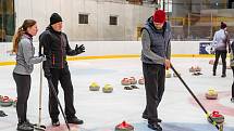 Na zimním stadionu v Trutnově se hrál v sobotu Krkonošský pohár v curlingu.