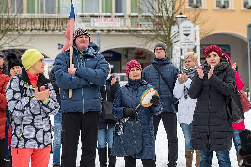 Demonstrace odpůrců protipandemických opatření v Trutnově na Krakonošově náměstí v neděli 23. ledna.