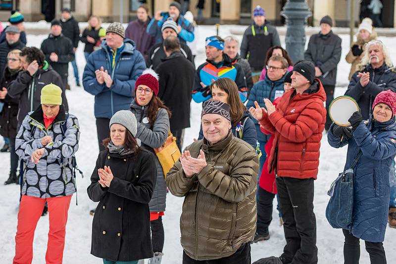 Demonstrace odpůrců protipandemických opatření v Trutnově na Krakonošově náměstí v neděli 23. ledna.