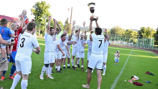 Fotbalisté Bílé Třemešné si v pěti vyřazovacích kolech došli pro okresní pohár. Trofej převzal kapitán mužstva Jan Hažer.