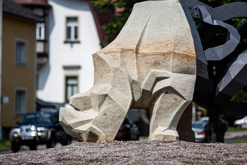 Socha nosorožce Súdána v kruhové křižovatce ve Dvoře Králové nad Labem.