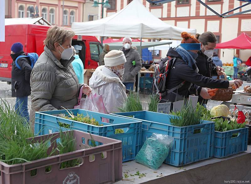 První letošní farmářské trhy ve Vrchlabí.