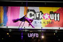 Thula Moon, akrobatka z Havaje, při loňském vystoupení na festivalu Cirk-UFF v Trutnově.