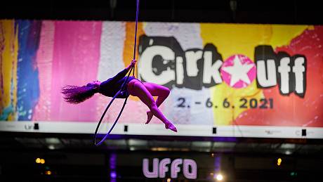 Thula Moon, akrobatka z Havaje, při loňském vystoupení na festivalu Cirk-UFF v Trutnově.
