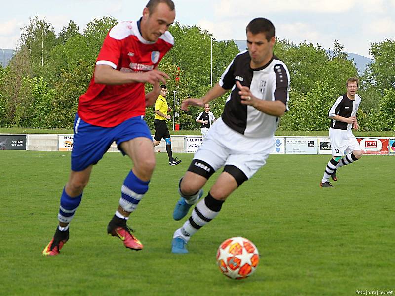 Dva slepené góly rozhodly zajímavý souboj vrchlabské rezervy (červené dresy) se Sokolem Bílá Třemešná (2:0).