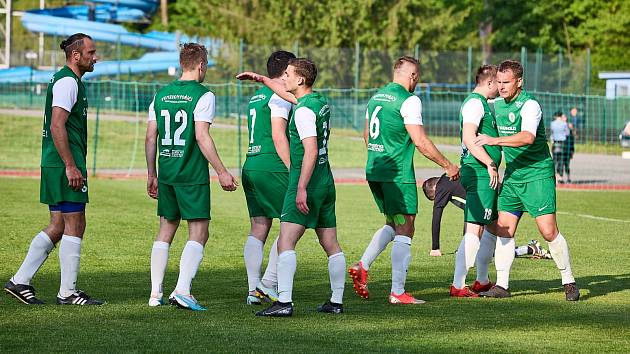 Fotbalisté Spartaku Hajnice se ve středečním vloženém 1. kole prostříleli do čela Pivovar Trautenberk Okresního přeboru mužů na Trutnovsku.