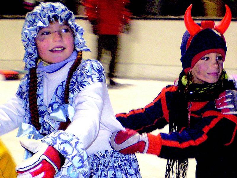 Brusle a pohádkové převlečení musely mít děti, které se přišly před víkendem vydovádět na karneval. Uskutečnil se na stadionu v Havlovicích.