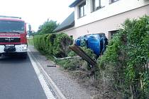 Dosti zvláštně skončila nehoda Porsche na Trutnovsku. Řidič ho otočil na bok a doslova přilepil k fasádě rodinného domu u silnice v místní části Dolní Branné v Bakově.