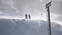 Sobota 13. února 2021 v Peci pod Sněžkou. Lidí je jen poskrovnu, horské středisko je vyprázdněné.