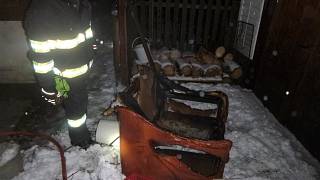 V domě hořelo křeslo, jedna osoba byla popálena - Krkonošský deník