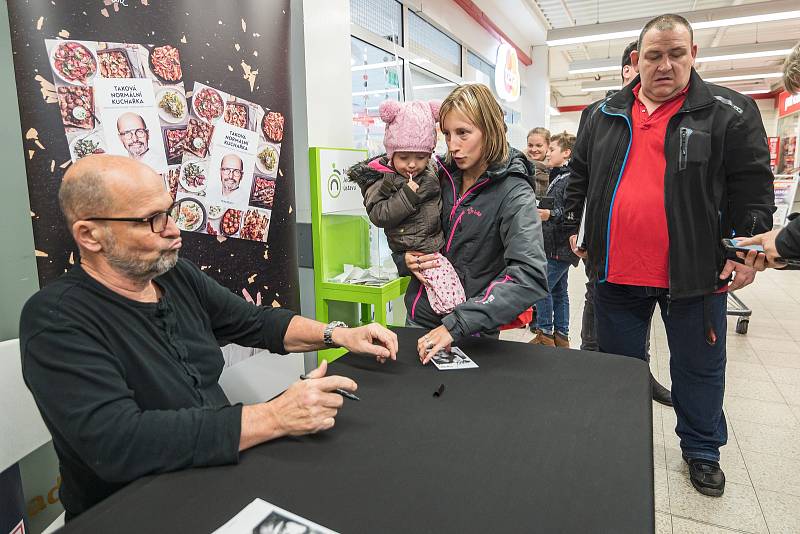 Známý šéfkuchař Zdeněk Pohlreich obsluhoval v sobotu zákazníky v trutnovském Kauflandu.