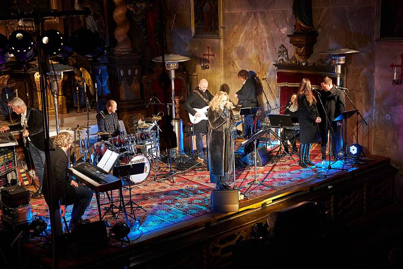 Tříkrálový koncert zpěvačky Moniky Absolonové a Boom!Bandu Jiřího Dvořáka naplnil kostel sv. Mikuláše v Horní Brusnici.