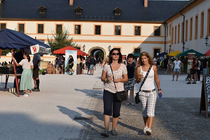 Letošní ročník Vinobraní na Kuksu byl jiný než ty předchozí. Víno neteklo po kaskádovém schodišti, stánky byly rozdělené do čtyř sektorů.