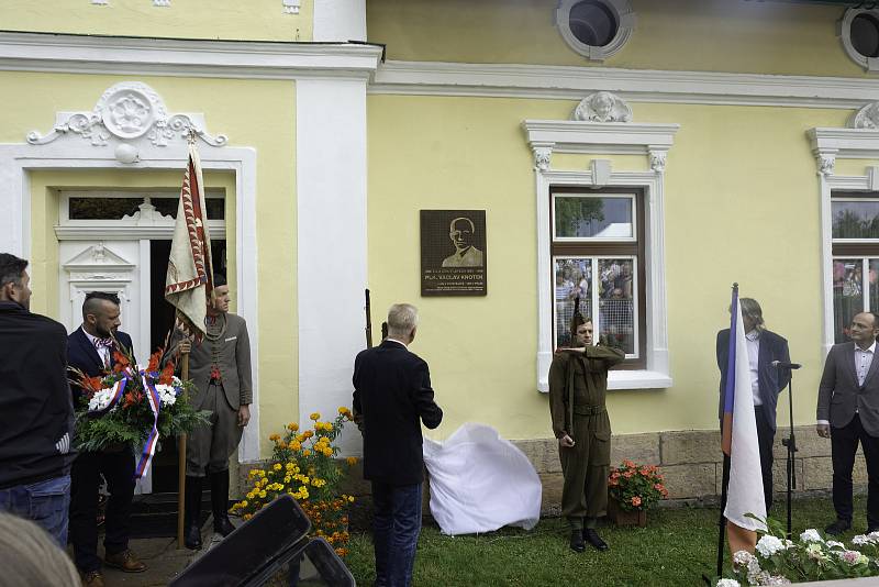 Krkonošská obec Studenec odhalila plukovníkovi Václavu Knotkovi pamětní desku na domě, ve kterém žil.