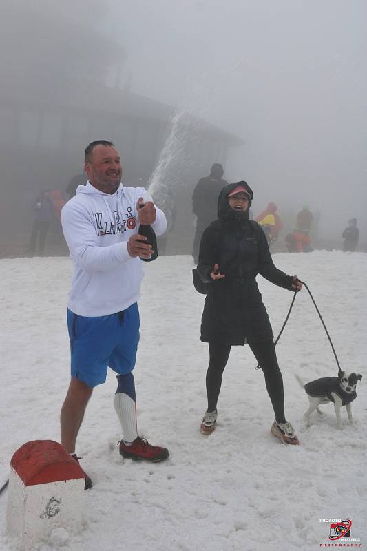 Sobotní charitativní výstup na Sněžku z Pece pod Sněžkou se letos konal pro trojčátka Amálku, Žofinku a Viktorku.