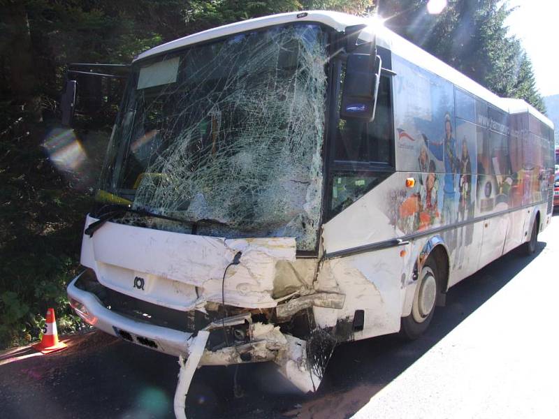 Nehoda autobusu s dodávkou ve Špindlu