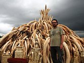 Rabas v Keni přihlížel pálení sloních rohů