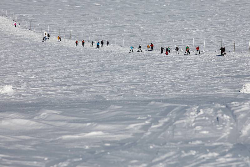 Slunečný víkend přilákal na hřebeny Krkonoš tisíce turistů, do terénu vyrazila řada skialpinistů.